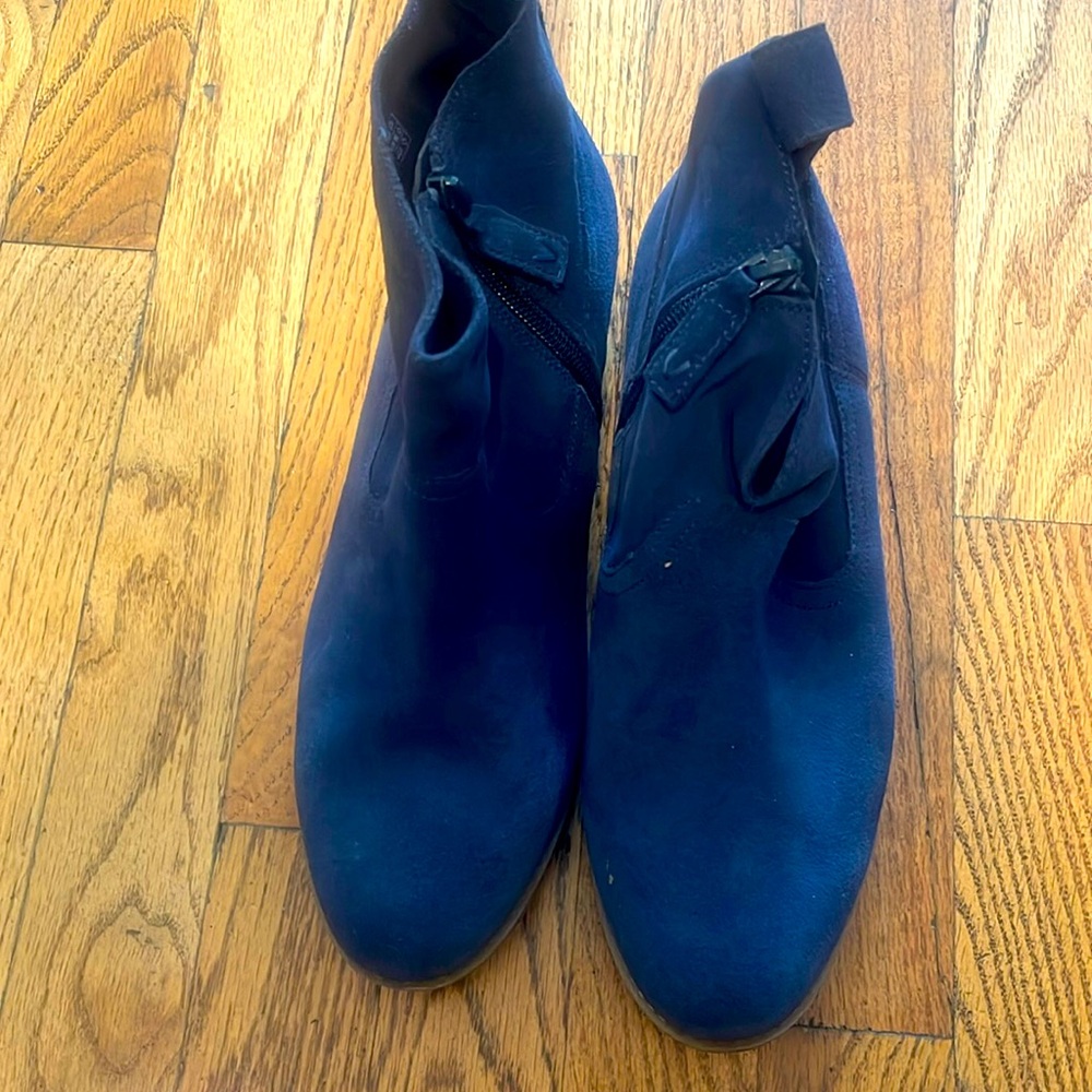 VIONIC BLUE SUEDE ZIP BOOTIE WITH PULL ON TAG AT ANKLE 2 INCH HEEL VERY NICE EXC